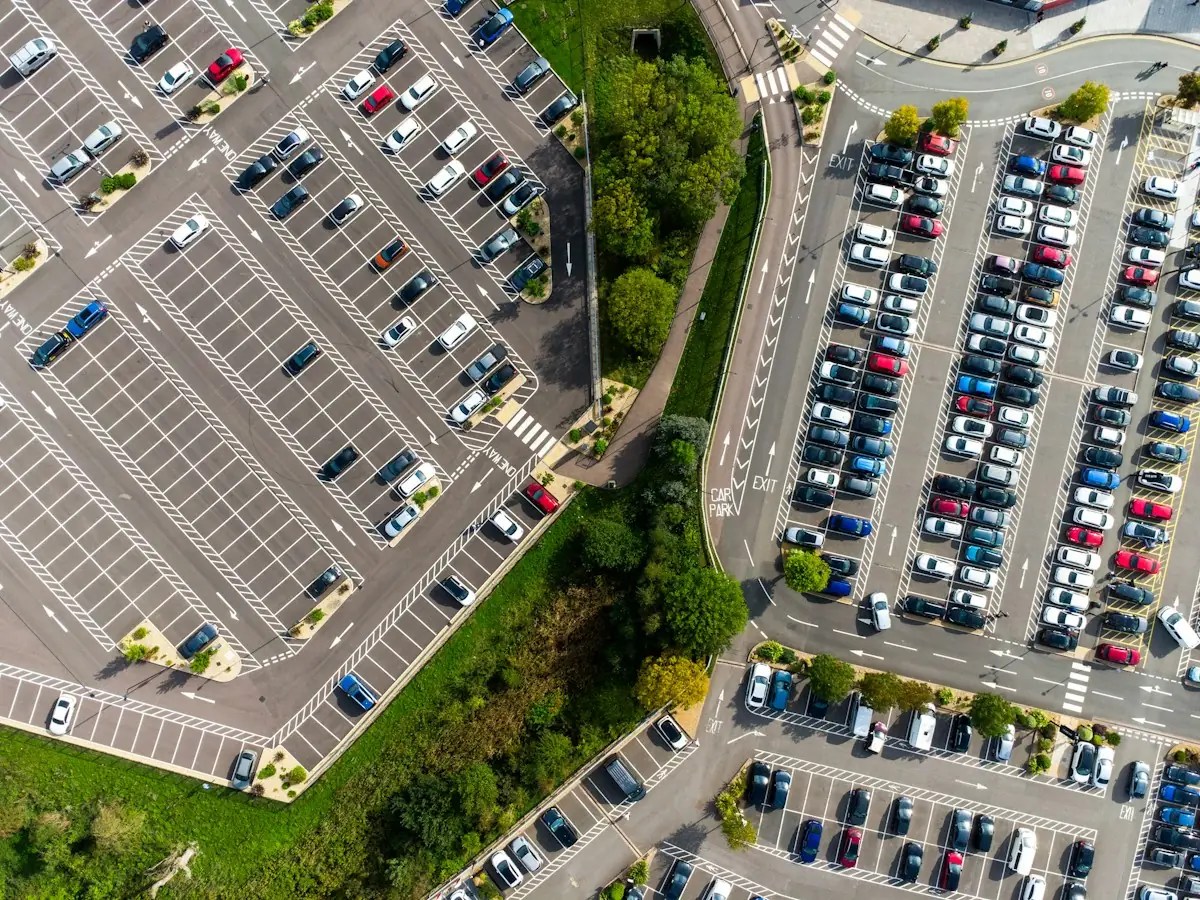 Vista aérea de un gran estacionamiento comercial con los espacios pintados