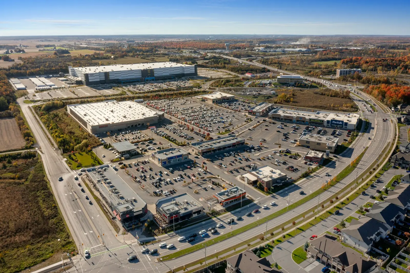 Vista aérea de un gran centro comercial suburbano y sus estacionamientos