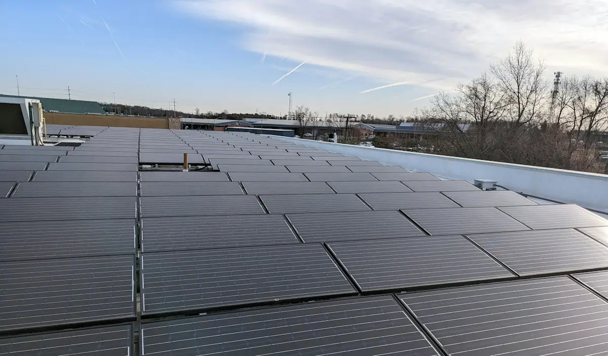 Paneles solares cubriendo el techo plano de un edificio comercial